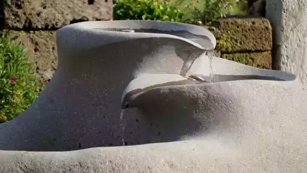 Le due vasche con il becco sono state scolpite a mano nel masso di pietra porfido