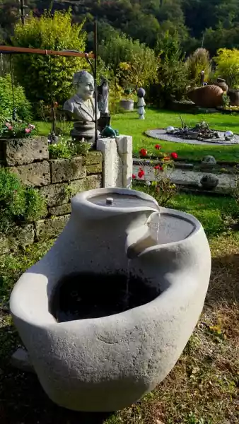 Fontana da giardino in pietra di fiume in porfido con vasca sorgiva - Jacob Stone Egna Alto Adige