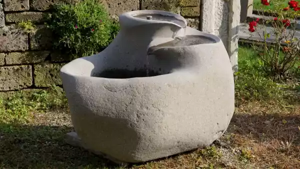 Fontana da giardino in pietra di fiume in porfido con vasca sorgiva - Dimensione: ca. 120 x  80 - Alt. ca. 60-90 cm 