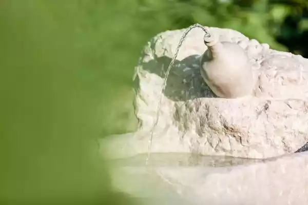 Fontana da giardino con bottiglia di Prosecco scolpita direttamente nella pietra