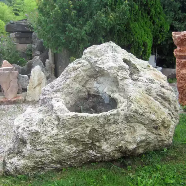 Fontana realizzata con un masso di pietra naturale e corso d'acqua in pietra calcarea chiara - Jacob Marmista Egna Alto Adige