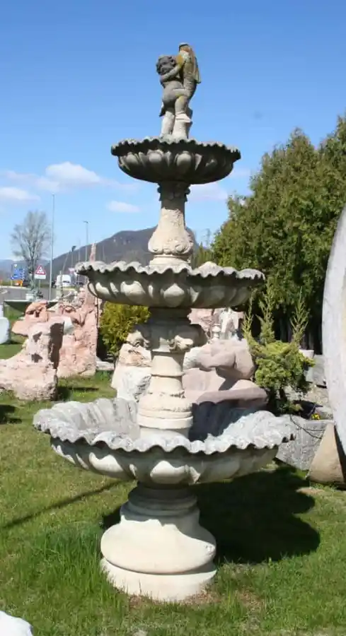 Antica classica fontana a tre vasche