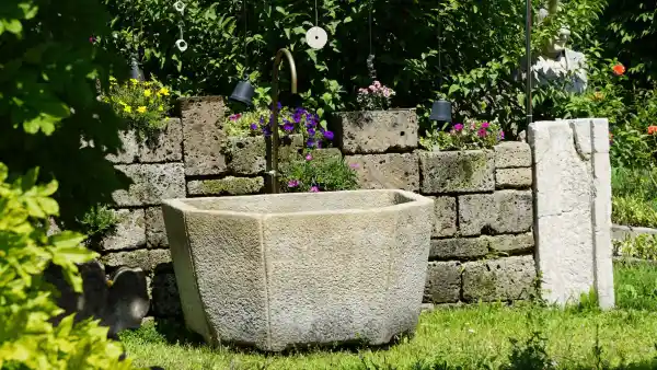 Antica fontana esagonale in granito
