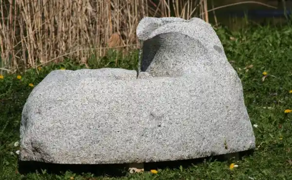 Gartenbrunnen aus einem Brixner Granitfindling mit Wasserspiel